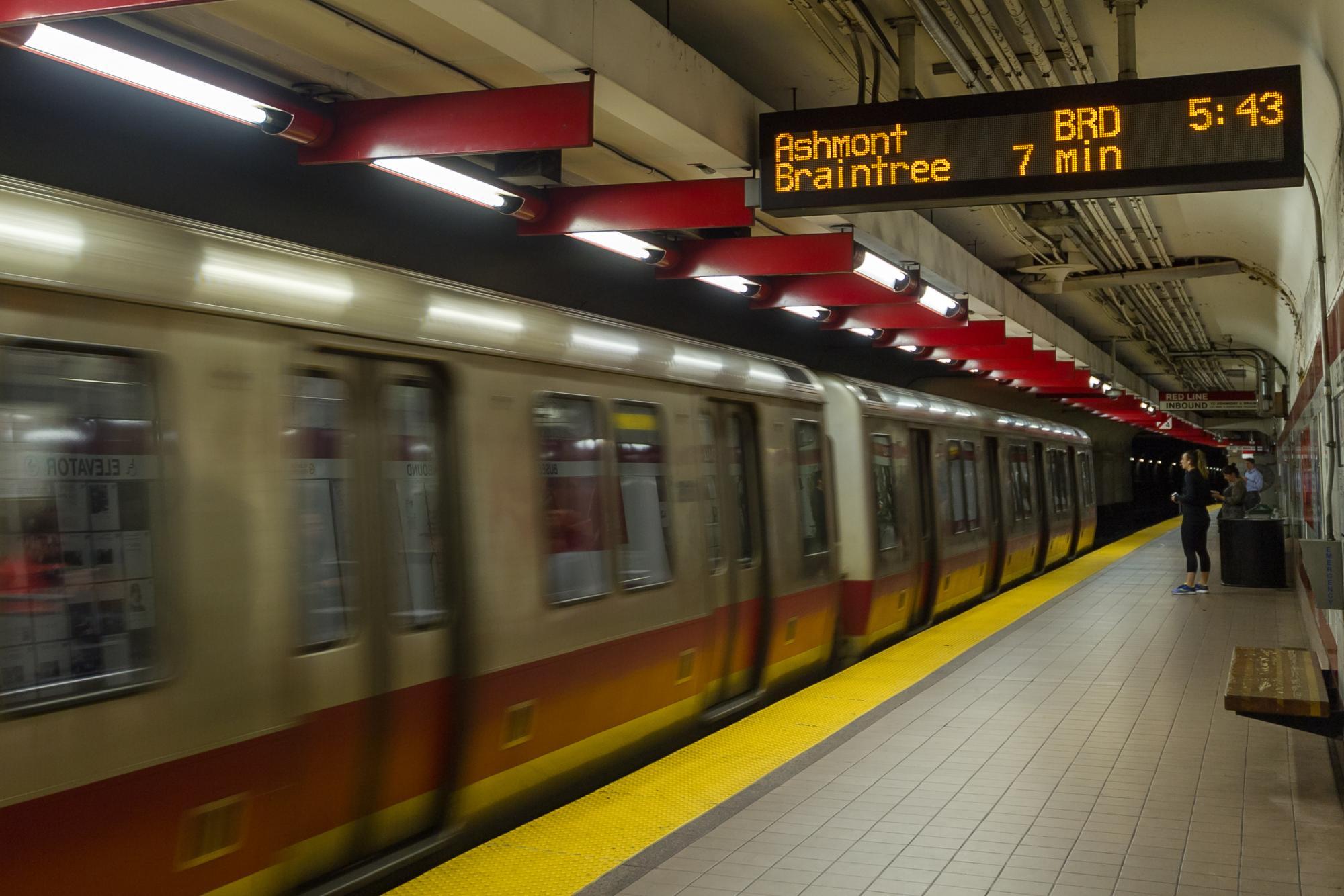 red line platform at kendall square